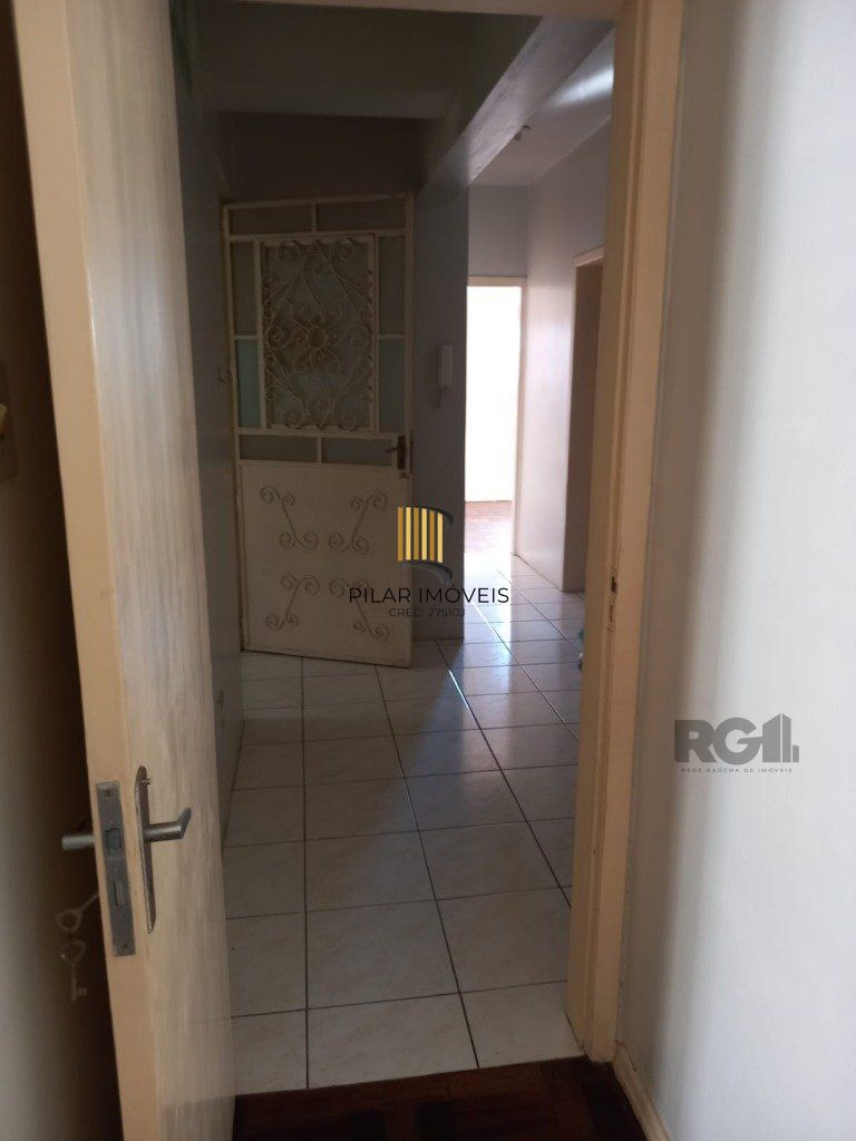 Apartamento com 4 dormitórios, com uma sacada no Bairro São João.