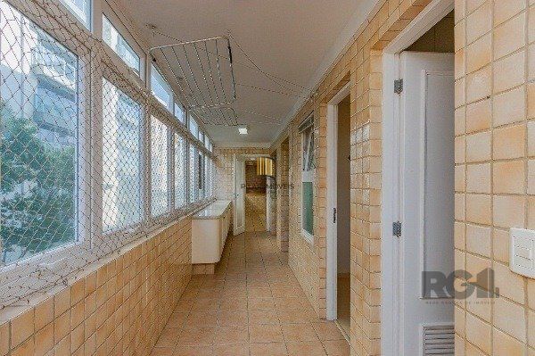 Vende-se luxuoso apartamento 3 quartos c/ suíte, dependência de empregada, gabinete, 2 vagas cobertas - 283m² - Moinhos de Vento