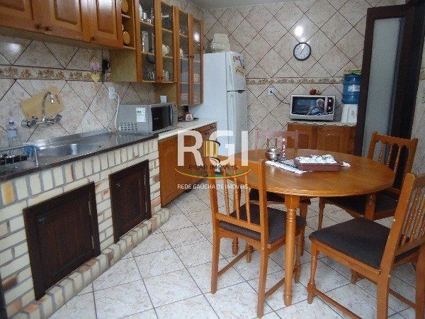 Casa à Venda – 320m², 3 Dormitórios (1 Suíte), 5 Vagas – Partenon