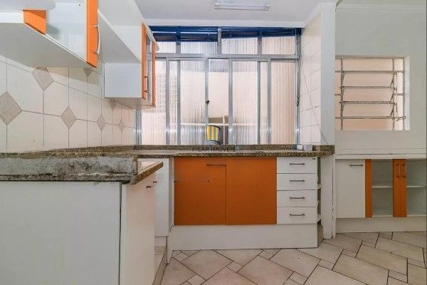 Vende-se apartamento semi-mobiliado de 2 quartos - Menino Deus