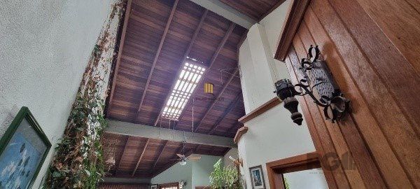 Vende-se ampla casa 6 quartos, 2 suítes, 5 vagas de garagem, churrasqueira e duas entradas individuais - 360m² - Chácara das Pedras
