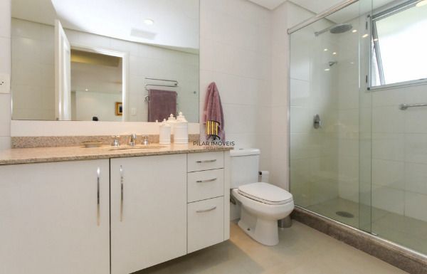 Vende-se amplo apartamento de 195m², 3 Suítes, 3 Vagas, localizado no bairro Bela Vista