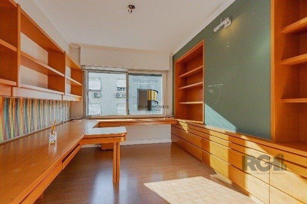 Vende-se luxuoso apartamento 3 quartos c/ suíte, dependência de empregada, gabinete, 2 vagas cobertas - 283m² - Moinhos de Vento