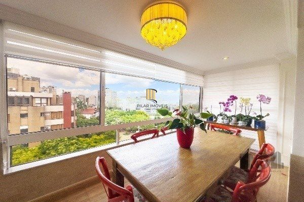 Apartamento de 3 Dormitórios com Suíte e 2 Vagas no Bairro Petrópolis - 160m²