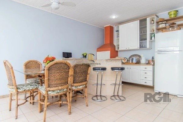 Casa  impecável com 3 quartos (1 suíte) e 2 vagas cobertas,