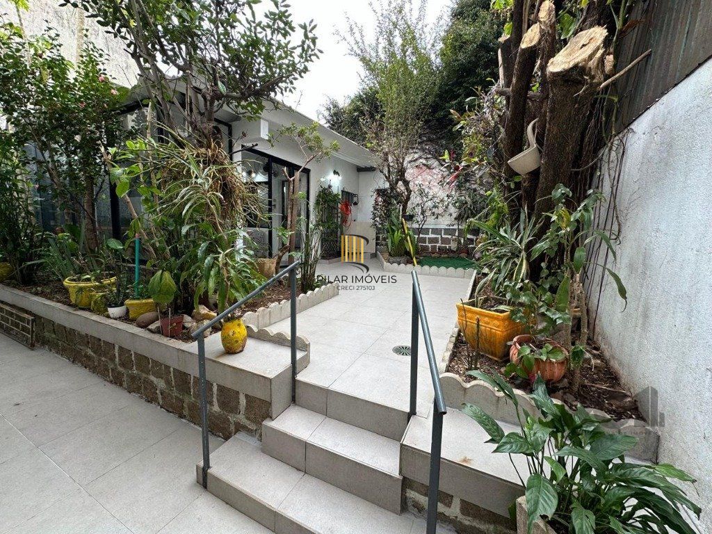 Vende-se ampla casa 3 quartos com hidro, 2 vagas, living com ladeira e salão de festas com churrasqueira - 260m² - Medianeira