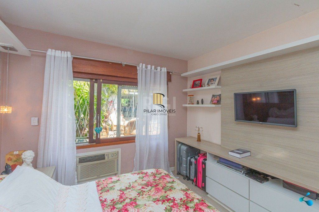 Casa para Venda - 240m², 3 dormitórios, sendo 1 suites, 3 vagas - Partenon