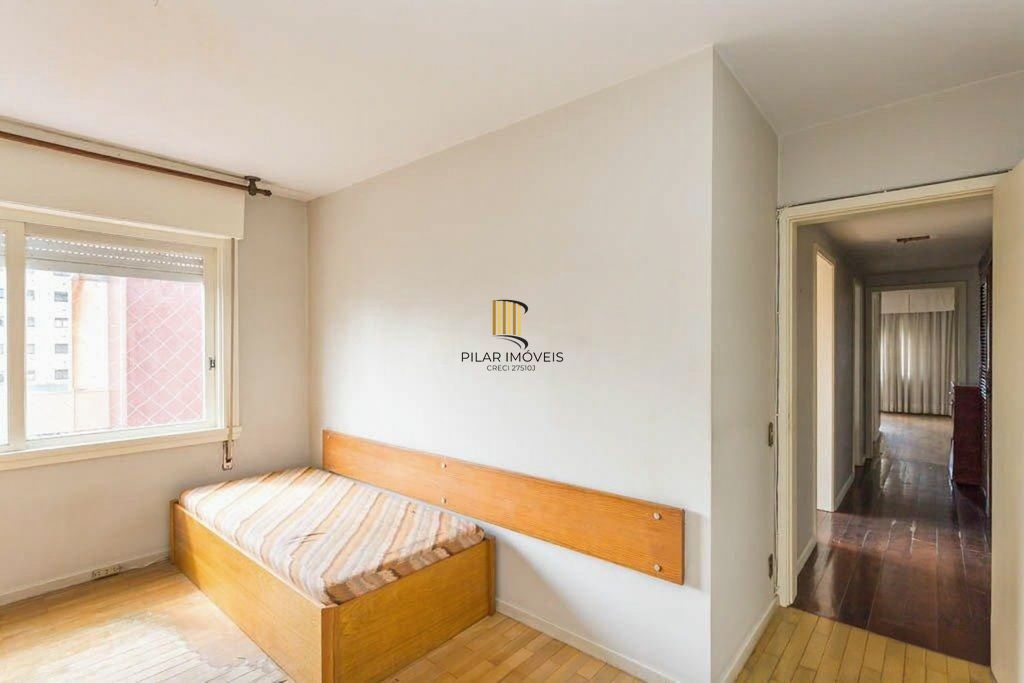 Vende-se ampla cobertura com 3 quartos (1 suíte), 283m² e 2 vagas - Petrópolis