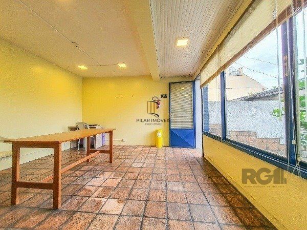 Vende-se excelente cada 3 quartos com suíte, 4 vagas, anexo comn salão de festas, podendo ser usada para fins comerciais - 255m² - Chácara das Pedras