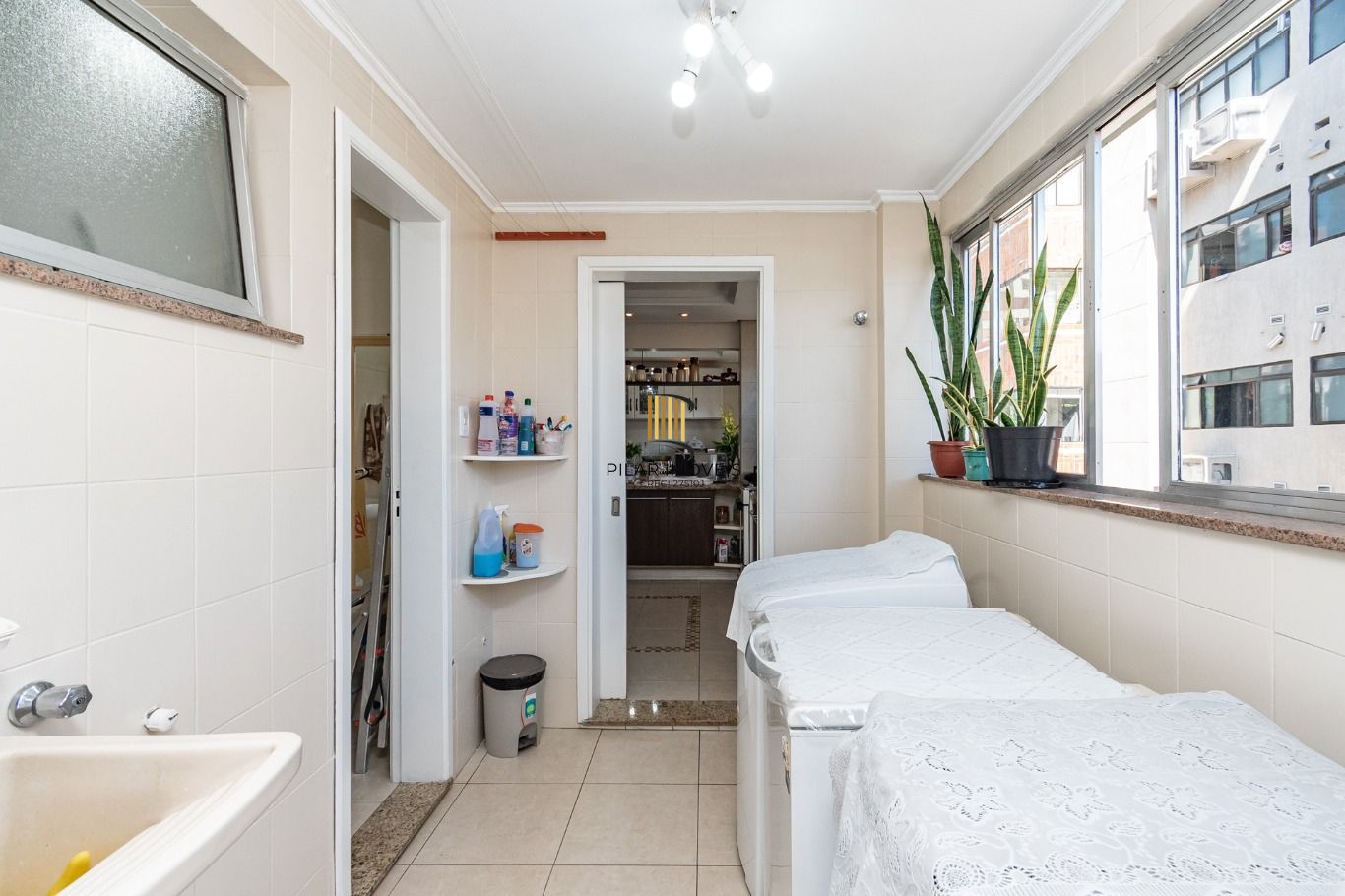 Vende-se apartamento com 3 quartos (1 suíte), 133 m² e 1 vaga – Petrópolis