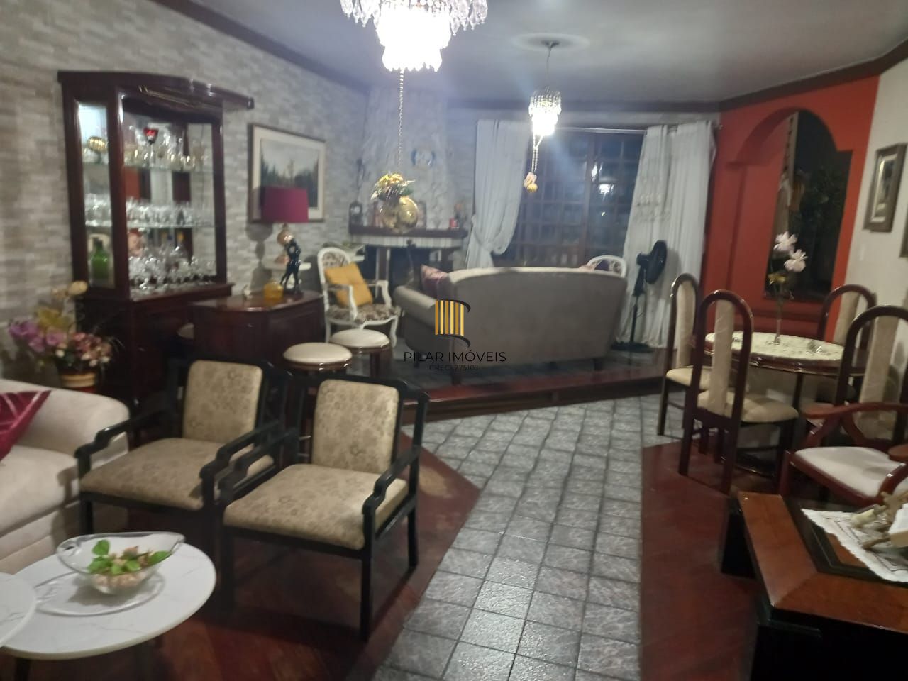 Excelente casa localzada ma Rua Santo Camaratto com 4 D e 1 suite