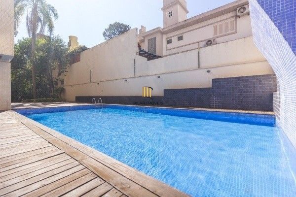 Vende-se luxuosa cobertura 329m² com 3 suítes e 3 vagas de garagem no Petrópolis
