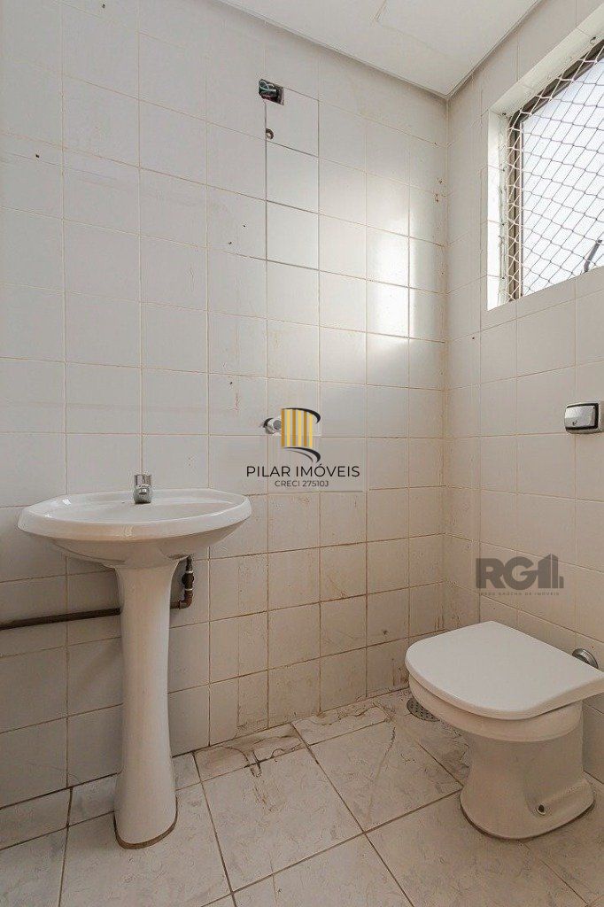 Vende-se excelente apartamento 3 quartos c/ suíte, 2 vagas, living com lareira, sacada e churrasqueira - 97m² - Auxiliadora