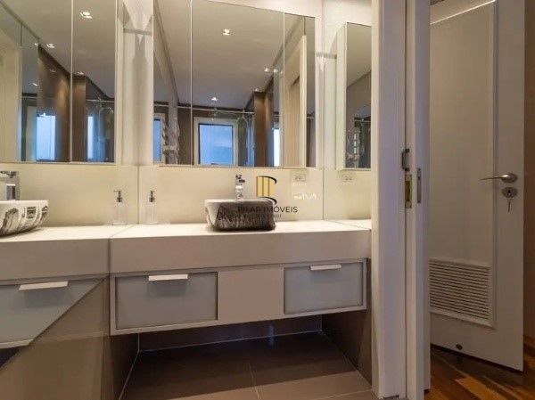 Vende-se amplo apartamento luxuoso 3 suítes e 3 vagas, hidro, mobiliado, dependência completa - 221m² - Bela Vista
