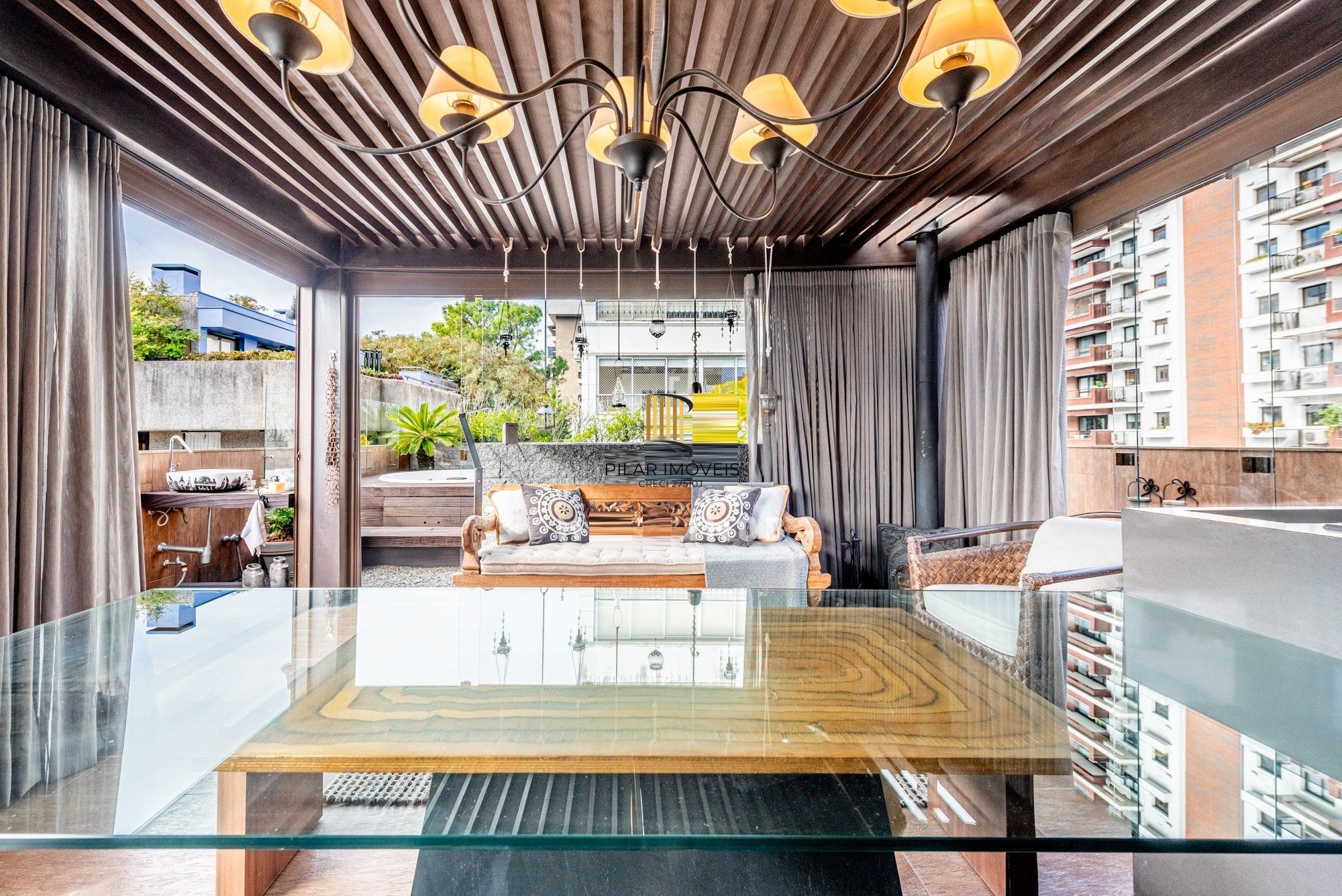 Vende-se cobertura com 2 quartos (1 suíte), 185m² e 2 vagas – Rio Branco