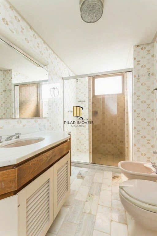 Vende-se ampla cobertura com 3 quartos (1 suíte), 283m² e 2 vagas - Petrópolis