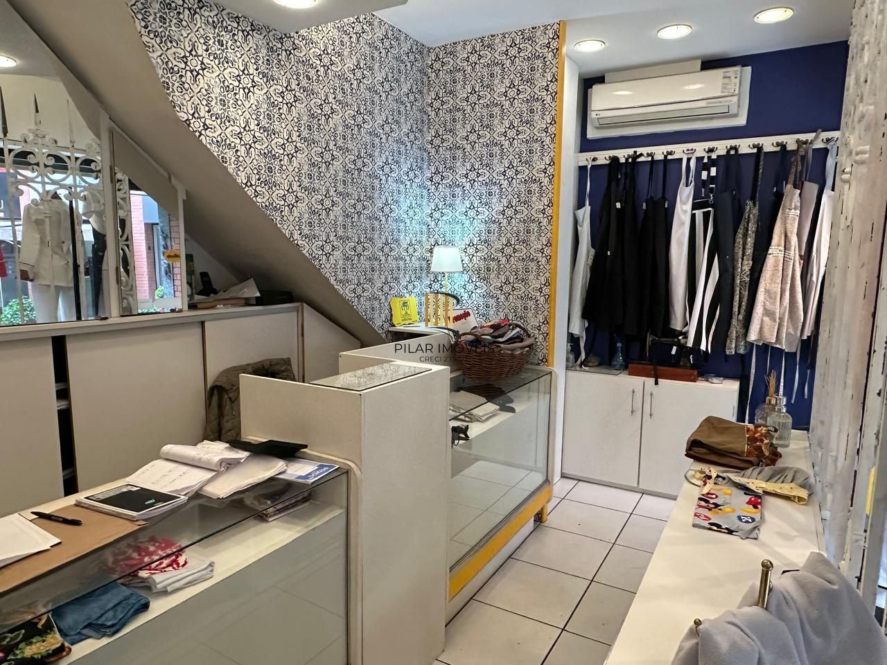 Vende-se loja térrea com 2 pavimentos - Moinhos de Vento