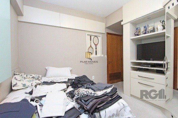 Vende-se amplo apartamento 3 dorm c/ suíte, 2 vagas cobertas, dependência completa, living com sacada - 233m² - Moinhos de Vento