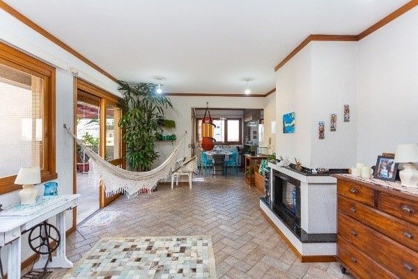 Vende-se luxuosa cobertura 329m² com 3 suítes e 3 vagas de garagem no Petrópolis