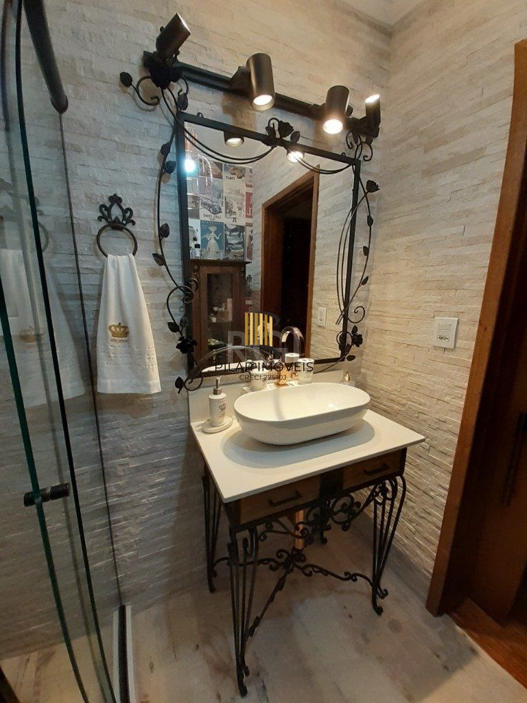 Casa 3 dormitórios, 2 suítes, 4 vagas, 257,52 m² de área privativa, no Bairro Ipanema
