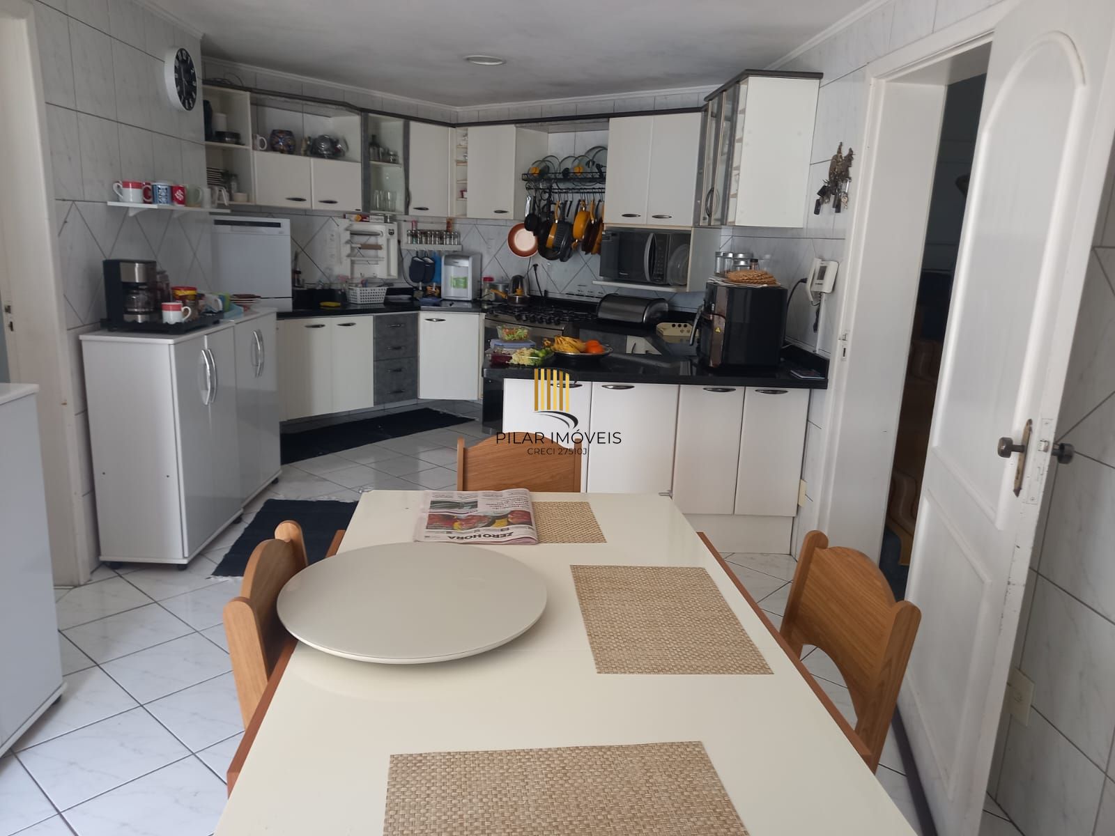 Vende-se sobrado com 5 quartos (3 suítes), 428m² e 3 vagas – Alto Petrópolis