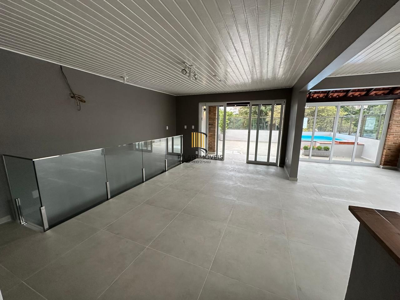 Vende-se cobertura com 2 quartos(2 suítes), piscina, 2 vagas e 235 m² – Mont`Serrat