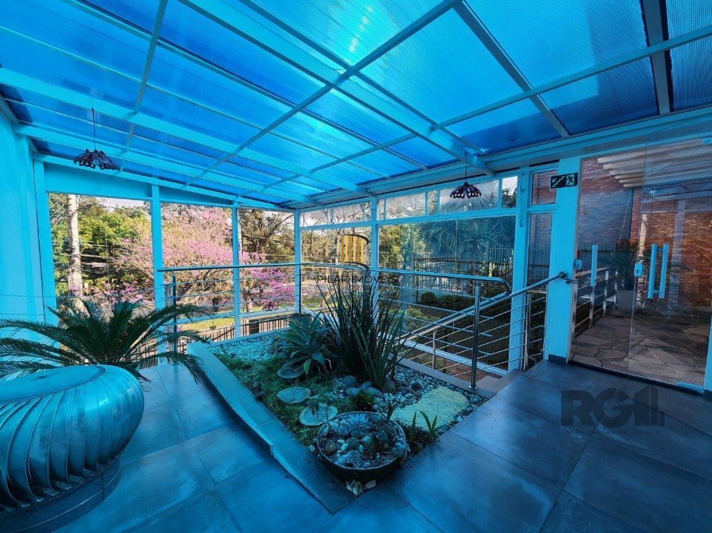 Vende-se excelente cada 3 quartos com suíte, 4 vagas, anexo comn salão de festas, podendo ser usada para fins comerciais - 255m² - Chácara das Pedras