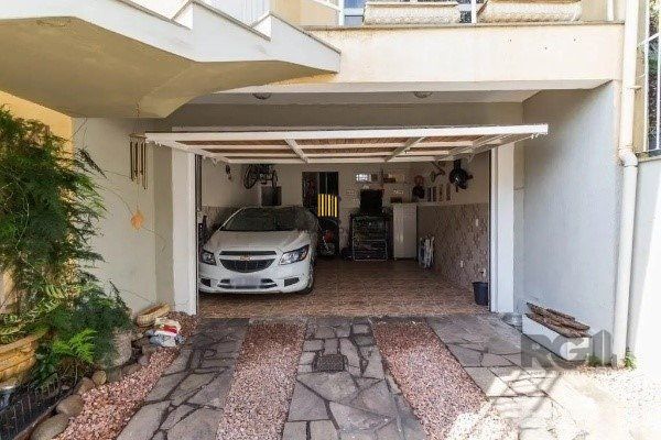 Vende-se belo sobrado com 3 quartos com suíte e 3 vagas cobertas - 182m² - Vila Ipiranga