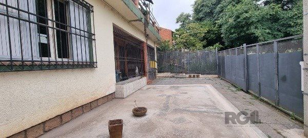 Vende-se ampla casa 6 quartos, 2 suítes, 5 vagas de garagem, churrasqueira e duas entradas individuais - 360m² - Chácara das Pedras