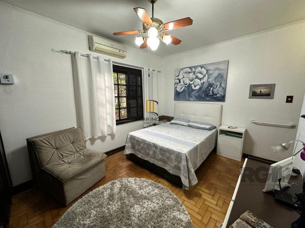 Vende-se ampla casa 3 quartos com hidro, 2 vagas, living com ladeira e salão de festas com churrasqueira - 260m² - Medianeira