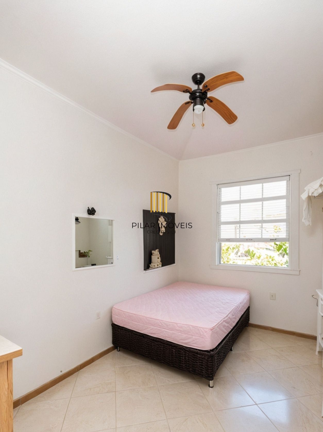 Vende-se amplo apartamento com 3 quartos(1 suíte), 95m² e sacada - Petrópolis