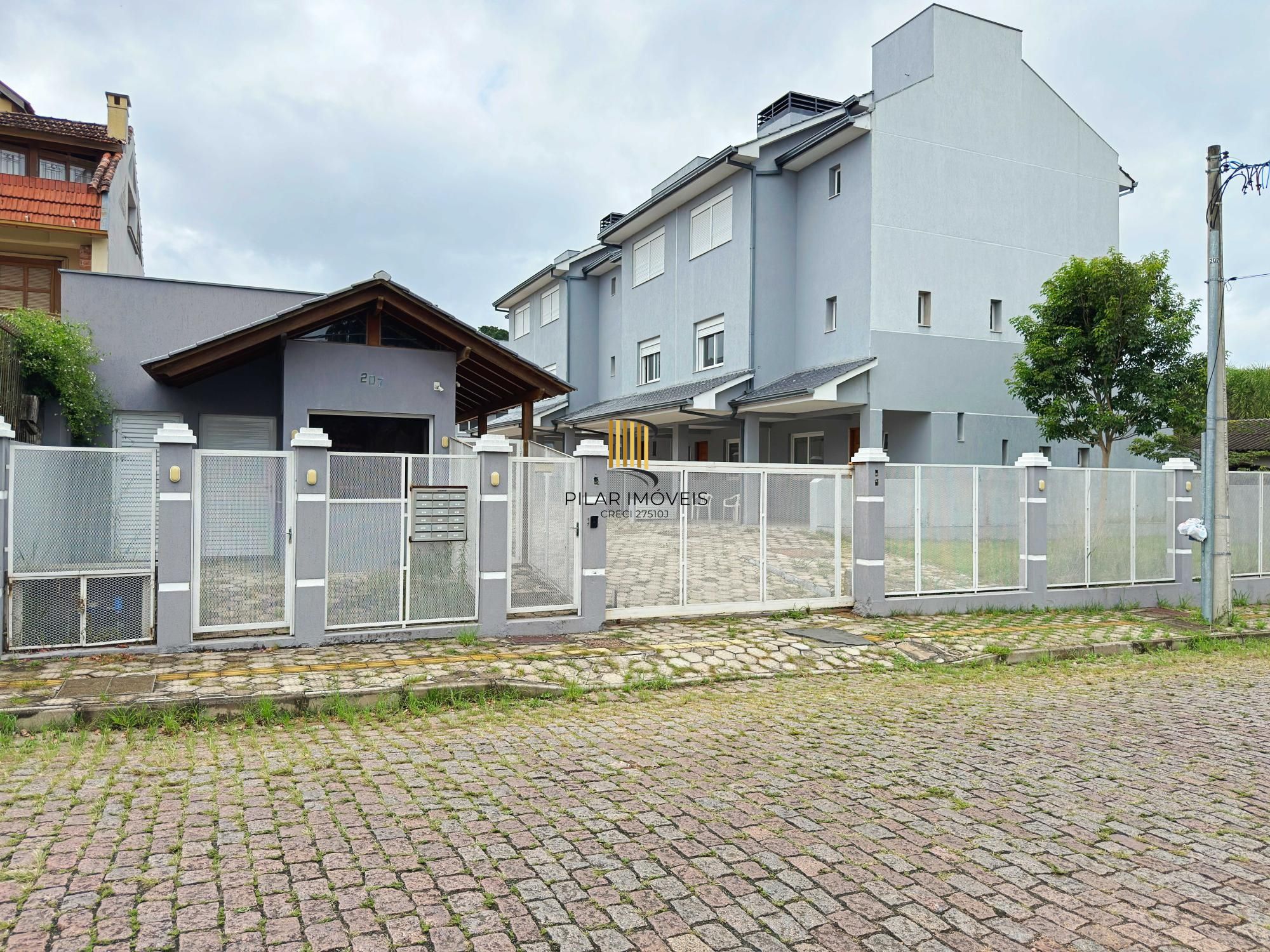 Vende-se casa em condomínio com 4 dormitórios (2 suítes), 3 vagas  – Tristeza