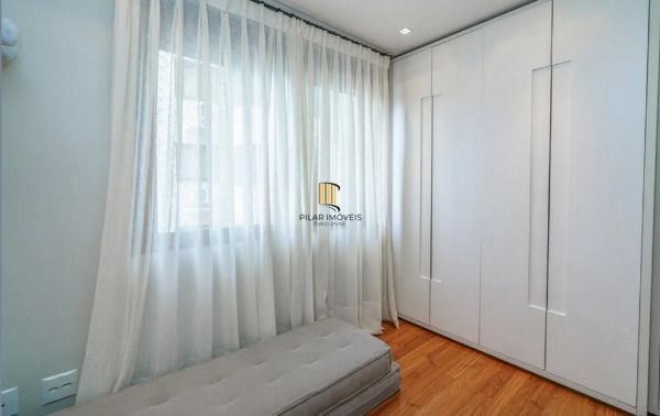 Vende-se apartamento com 3 suítes, 3 vagas e 136 m² - Petrópolis