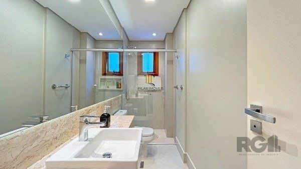 Apartamento de 200m², 4 quartos, 1 suíte e 4 vagas – Moinhos de Vento