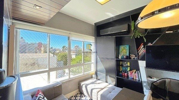Elegante Apartamento Mobiliado com Suíte, Churrasqueira e 1 Vaga no Menino Deus - 73m²