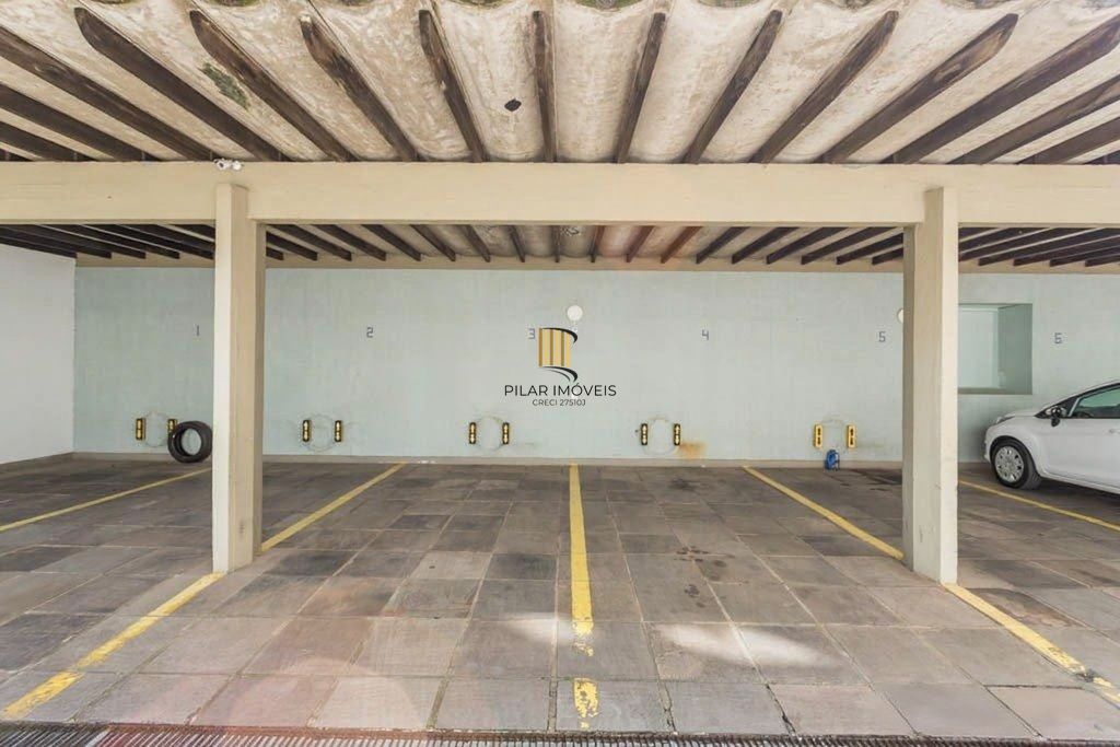 Vende-se ampla cobertura com 3 quartos (1 suíte), 283m² e 2 vagas - Petrópolis