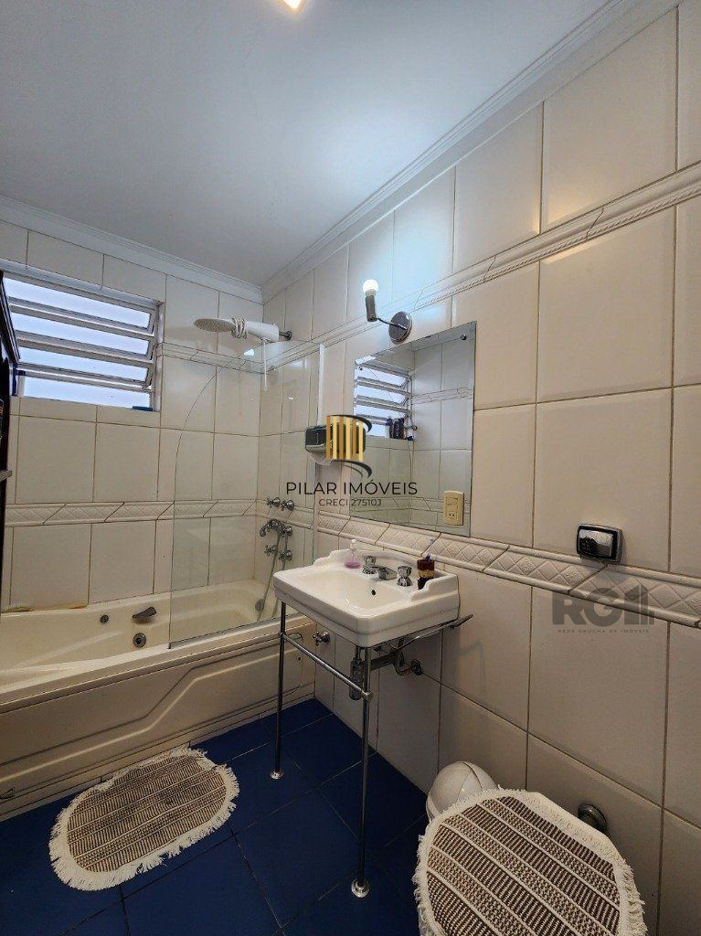 Vende-se excelente cada 3 quartos com suíte, 4 vagas, anexo comn salão de festas, podendo ser usada para fins comerciais - 255m² - Chácara das Pedras