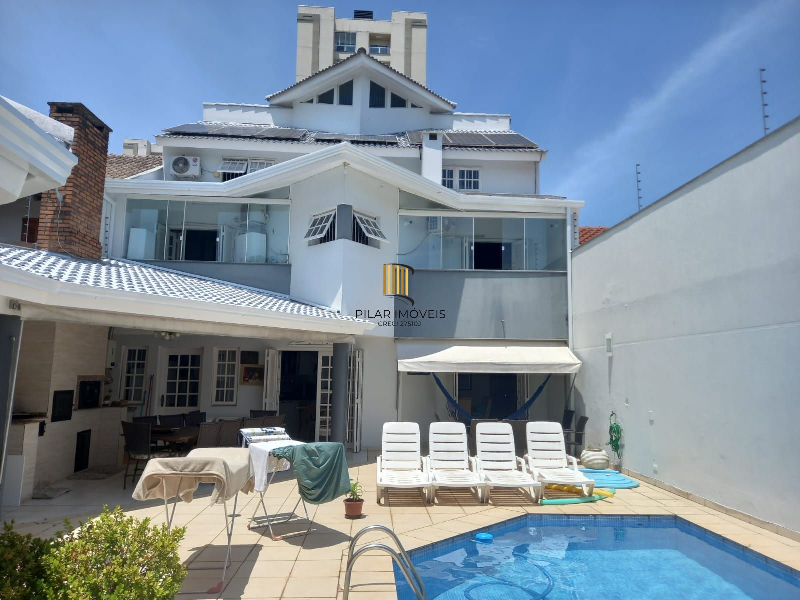 Vende-se sobrado com 5 quartos (3 suítes), 428m² e 3 vagas – Alto Petrópolis - Pilar Imóveis