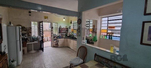 Vende-se ampla casa 6 quartos, 2 suítes, 5 vagas de garagem, churrasqueira e duas entradas individuais - 360m² - Chácara das Pedras