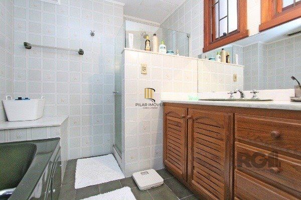 Vende-se amplo apartamento 3 dorm c/ suíte, 2 vagas cobertas, dependência completa, living com sacada - 233m² - Moinhos de Vento