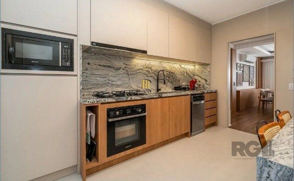 Vende-se apartamento 3 quartos com suíte e duas vagas - 134m² - Moinhos de Vento