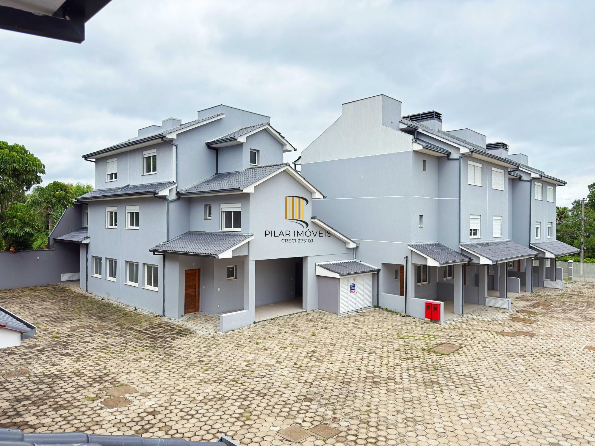 Vende-se casa em condomínio com 4 dormitórios (2 suítes), 3 vagas  – Tristeza