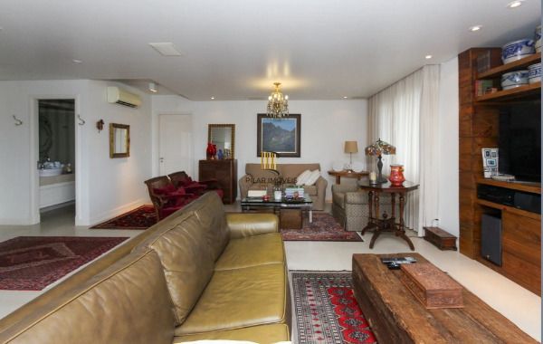 Vende-se amplo apartamento de 195m², 3 Suítes, 3 Vagas, localizado no bairro Bela Vista