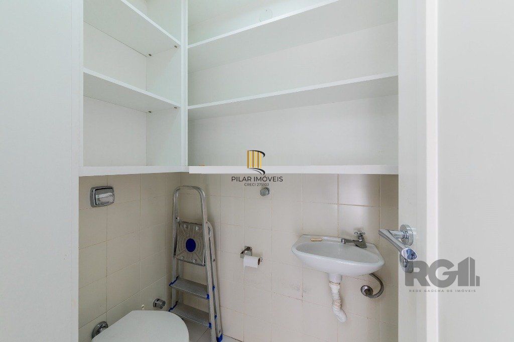 Vende-se excelente apartamento 2 quartos c/ 2 suítes, 2 vagas, living com lareira, sacada e churrasqueira - 98m² - Auxiliadora