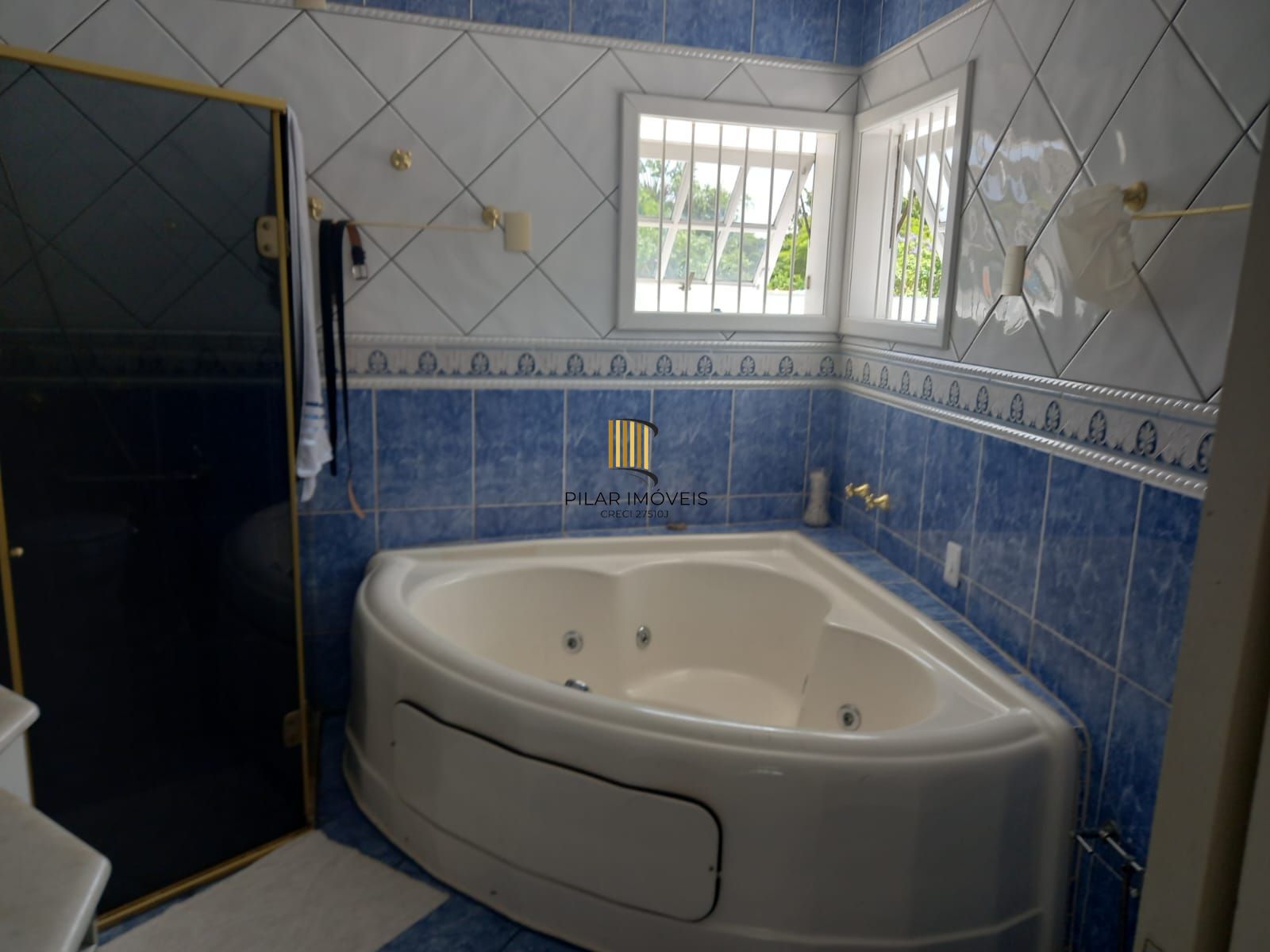 Vende-se sobrado com 5 quartos (3 suítes), 428m² e 3 vagas – Alto Petrópolis