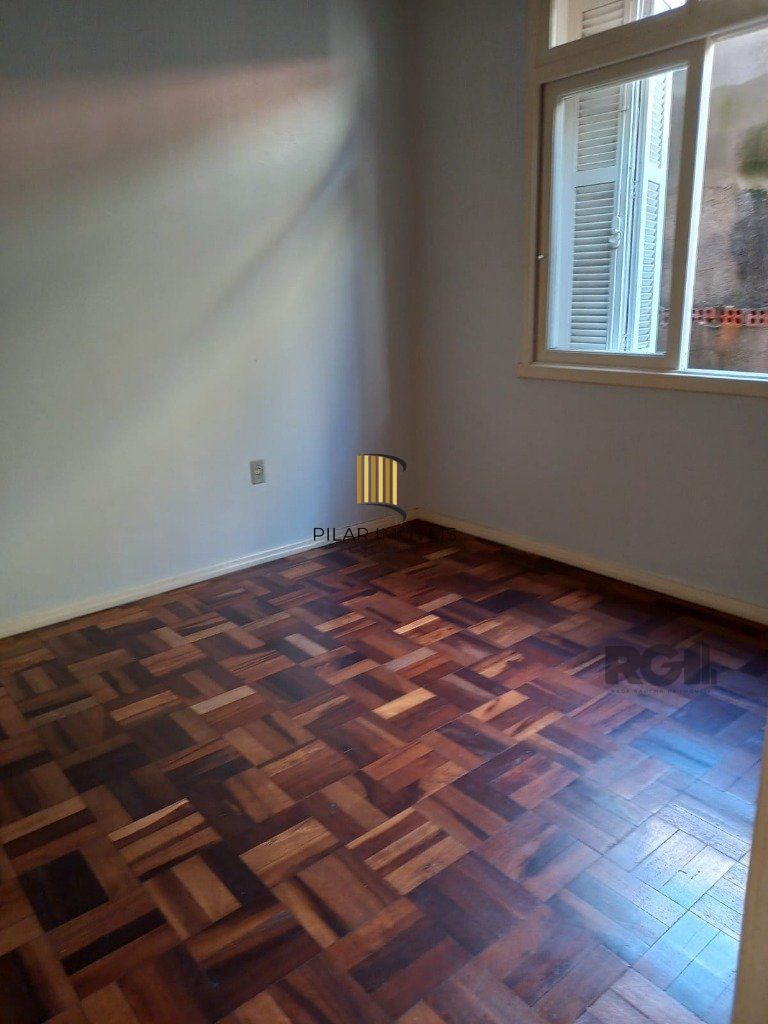 Apartamento com 4 dormitórios, com uma sacada no Bairro São João.