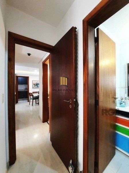 Vende-se apartamento com 2 quartos (1 suíte), 61 m² e 1 vaga – Petrópolis