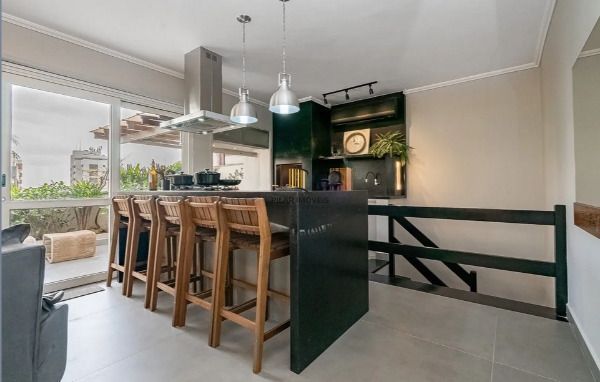 Vende-se cobertura com 2 dormitórios, sendo 1 suíte no bairro Auxiliadora