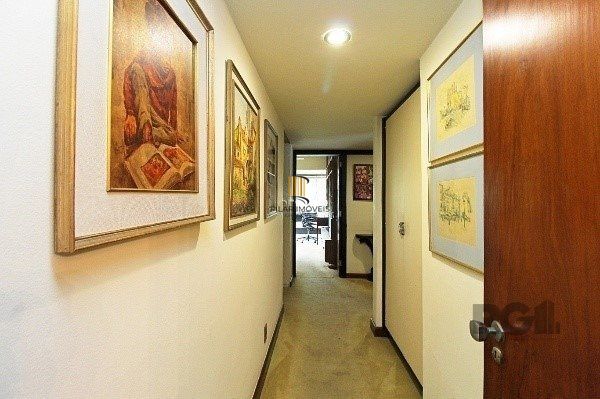 Vende-se amplo apartamento 3 quartos com suíte e 2 vagas no coração do Moinhos de vento, com 134m²