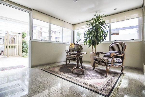 Vende-se apartamento com 2 quartos (1 suíte), 74m² e 2 vagas – Petrópolis